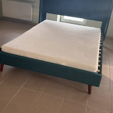 Lova su žalios medžiagos apdaila, nestandartinio dydžio