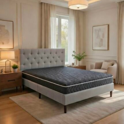 Lova su pilko lino medžiagos apdaila ir čiužiniu