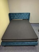 Lova su žaliu velvetu