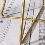 Mėlyna kėdė, su aukso spalvos kojomis