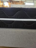 Lova su pilko lino medžiagos apdaila ir čiužiniu