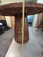 Aukštas medinis stalas su grotelių imitacijos pagrindu, 1119x119x97 cm.