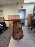 Aukštas medinis stalas su grotelių imitacijos pagrindu, 1119x119x97 cm.