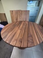 Aukštas medinis stalas su grotelių imitacijos pagrindu, 1119x119x97 cm.