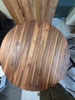 Aukštas medinis stalas su grotelių imitacijos pagrindu, 1119x119x97 cm.