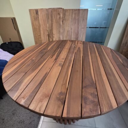 Aukštas medinis stalas su grotelių imitacijos pagrindu, 1119x119x97 cm.