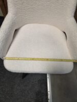 Balta buklė medžiagos kėdė