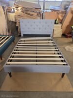 Lova su pilko lino medžiagos apdaila ir čiužiniu