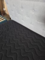 Lova su pilko lino medžiagos apdaila ir čiužiniu