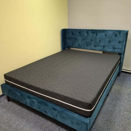 Lova su žalios medžiagos apdaila nestandartinio dydžio