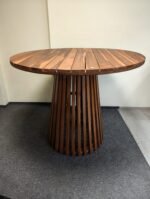 Aukštas medinis stalas su kūgio formos pagrindu, 119x119x97 cm.