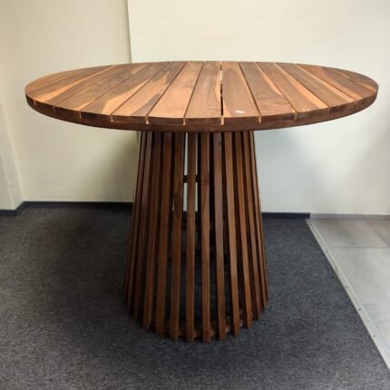 Aukštas medinis stalas su kūgio formos pagrindu, 119x119x97 cm.